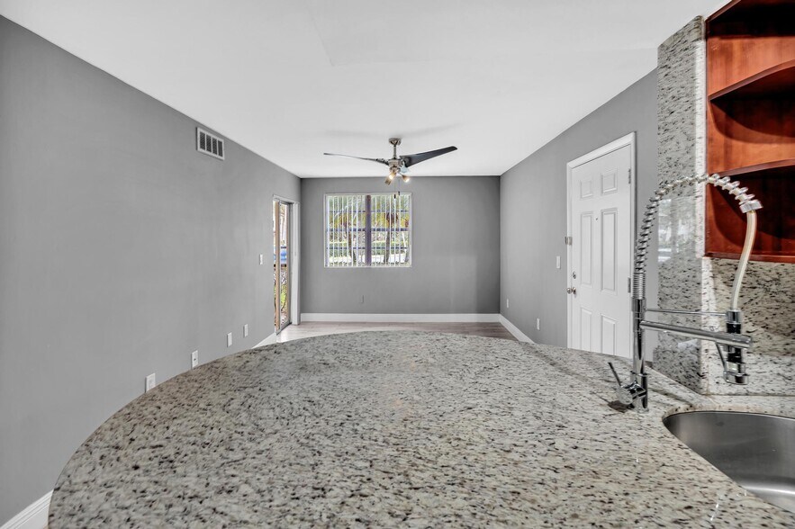 Building Photo - 1263 SW 46th Ave