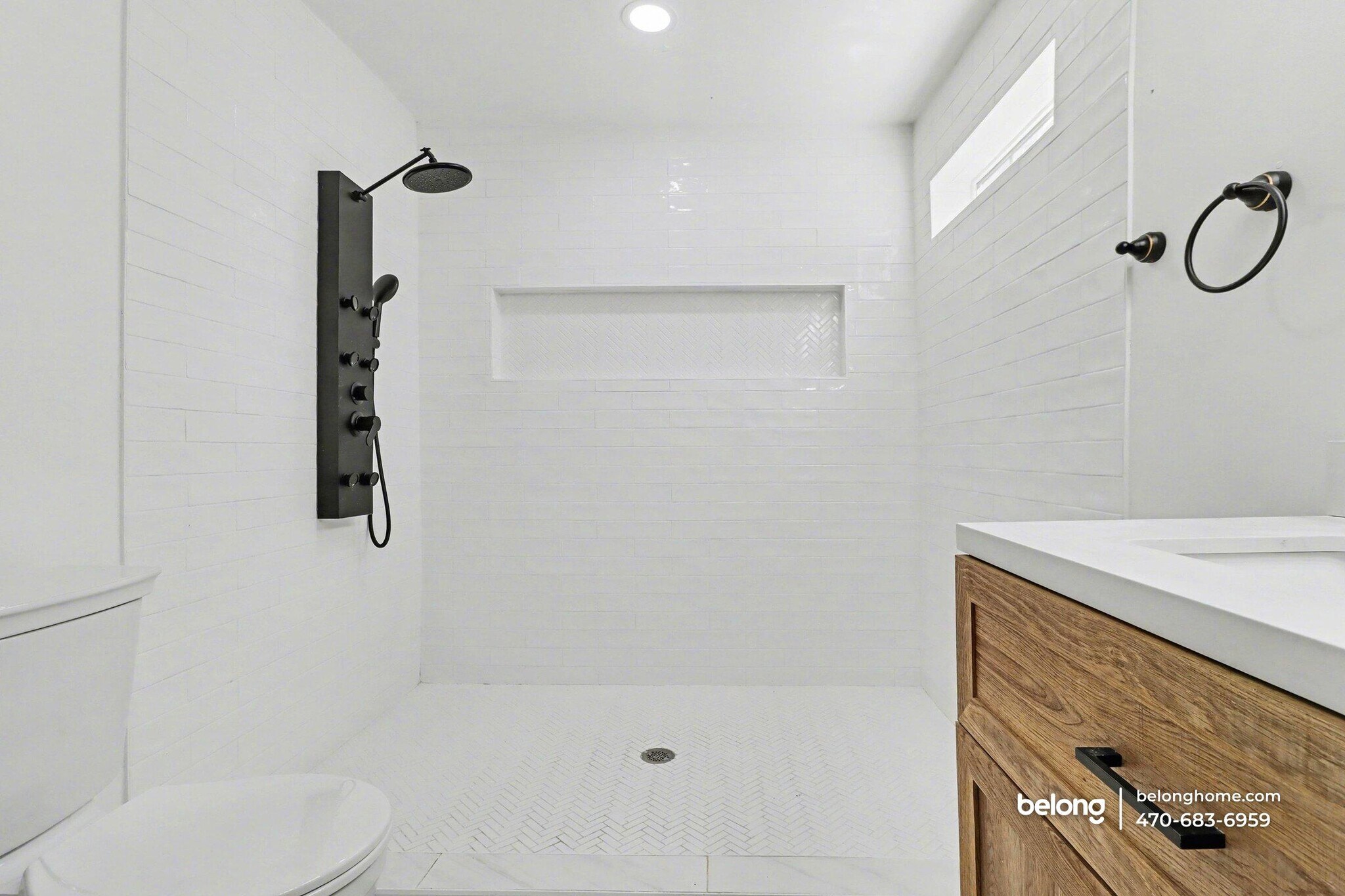 Building Photo - 1866 Thompson Ave