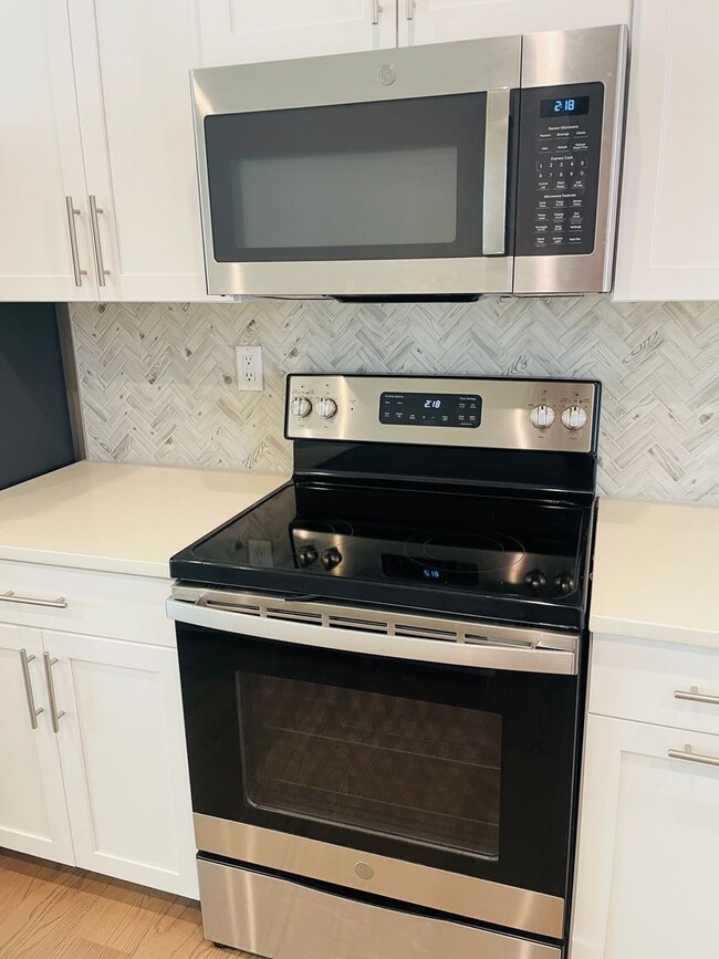 Building Photo - Sophisticated and Spacious 3BR-3.5 Bath To...