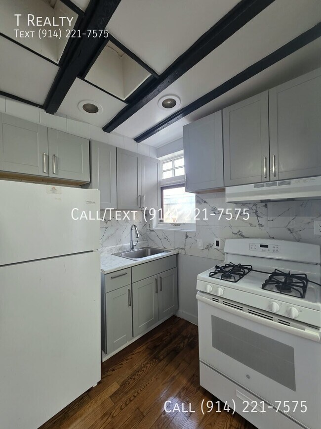 Building Photo - 14 Thurman St