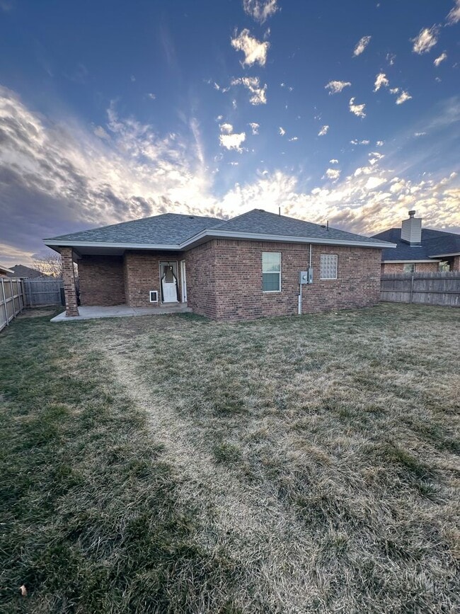 Building Photo - Stunning 3 Bed Home! Managed by Owner!