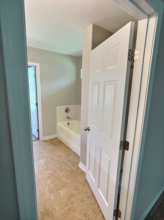 Building Photo - 3/2 home in the Audubon Lake Subdivision in Gulfport, MS