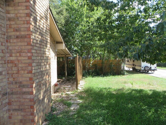 Building Photo - 2 bed 1 bath Duplex in Georgetown