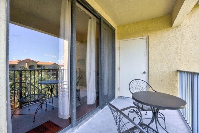 Building Photo - 500 Uno Lago Dr