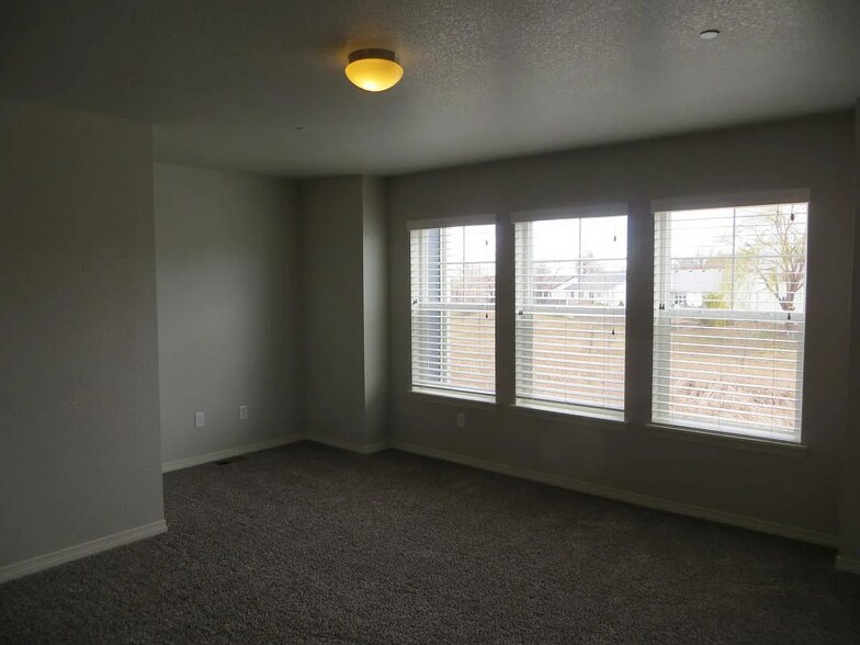 Master Bedroom - 3860 Manhattan Avenue
