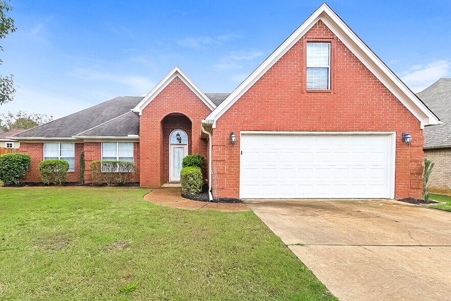 Primary Photo - 1439 Clockshop Dr