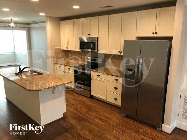 Building Photo - 356 Spring St