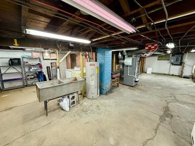 full size basement - 1005 Kellogg Ave