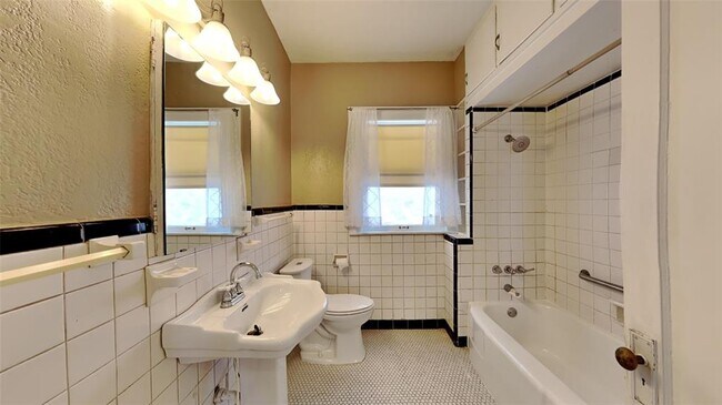 Building Photo - 204 NW 22nd St