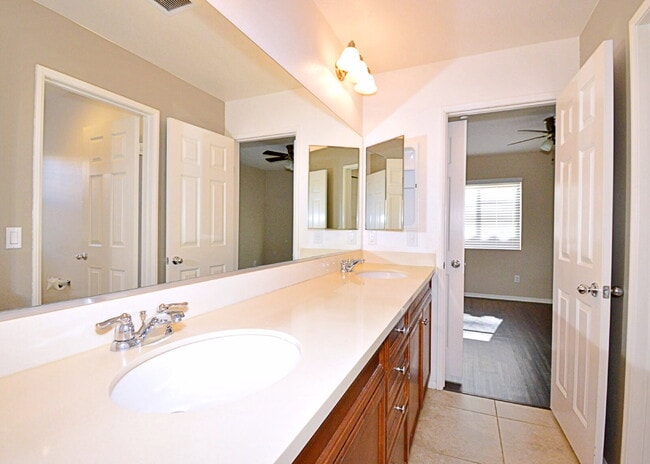 Building Photo - ** MOVE IN BONUS of $500.00 ** (If an agreement is signed by March 31st 2026) "Charming 3 Bed, 2....