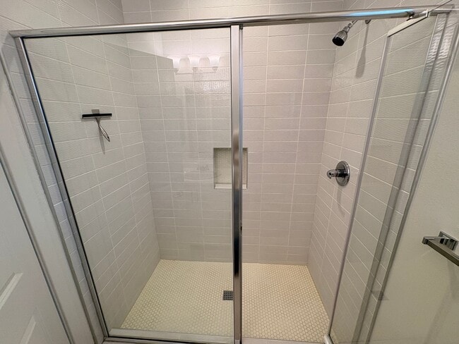 Building Photo - 2 Bed, 2.5 Bath in Anaheim!