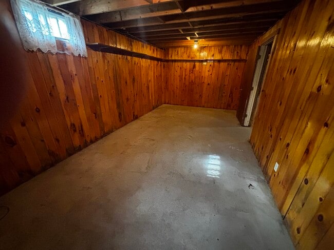 Building Photo - 49 River Rd