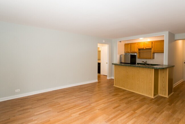 Building Photo - 448 W Wellington Ave