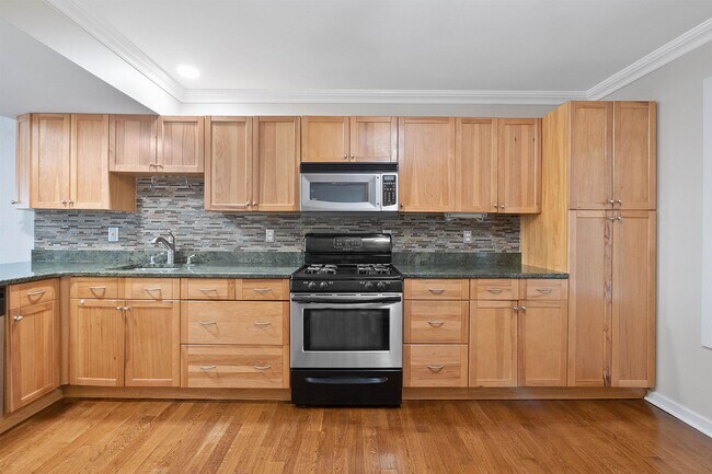 Building Photo - 18 SKYVIEW Ter