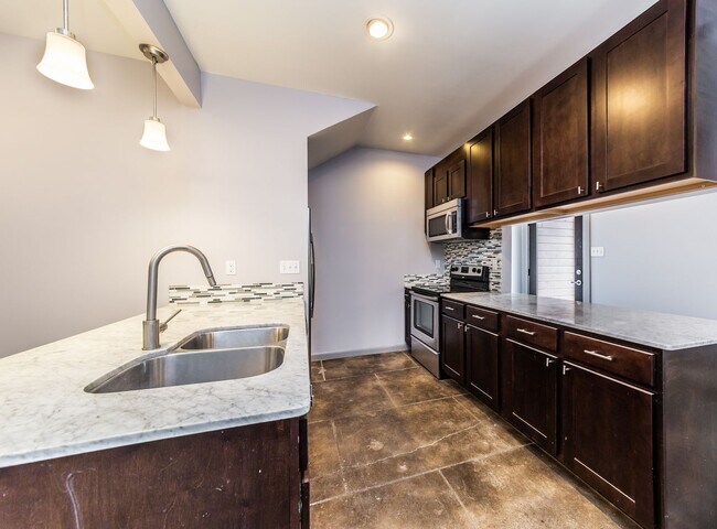 Building Photo - FOR RENT in Lafayette!