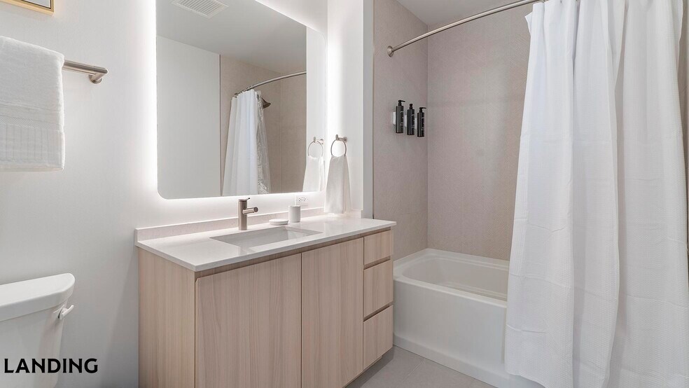 Building Photo - 513 S Damen Ave