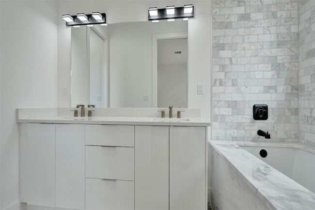 Building Photo - 606 SW 7th Ave