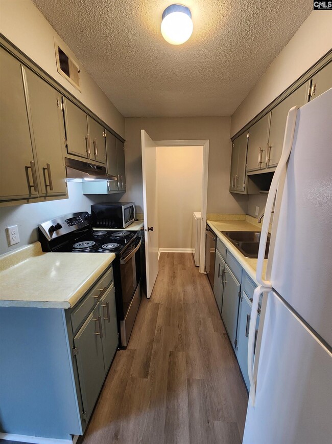 Building Photo - 721 Deerwood St