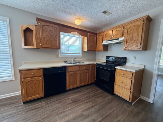 Building Photo - 3 Bedroom Available Now!