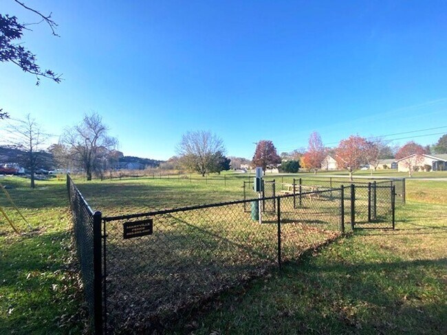Building Photo - 2 Bedroom Apartment in Maryville, TN – $50...