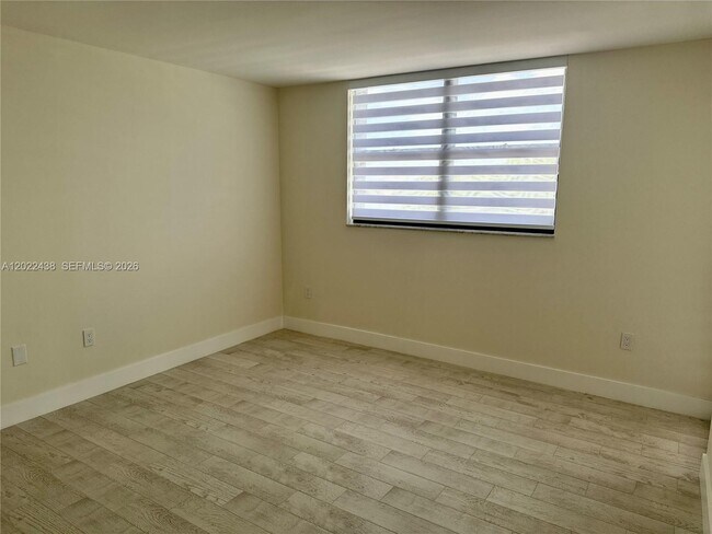 Building Photo - 801 N Venetian Dr