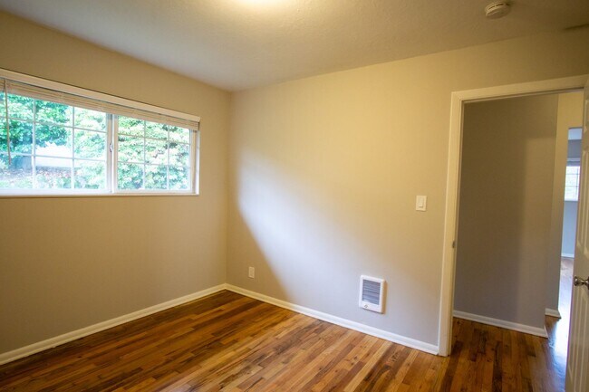 Building Photo - John's Landing Corner 2-Bedroom w/ Hardwoo...