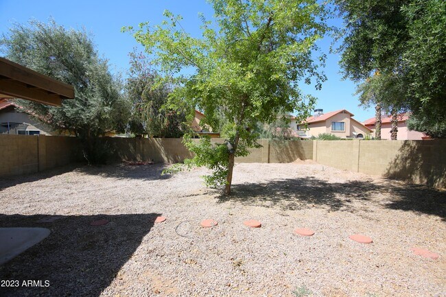 Building Photo - 924 E Manor Dr