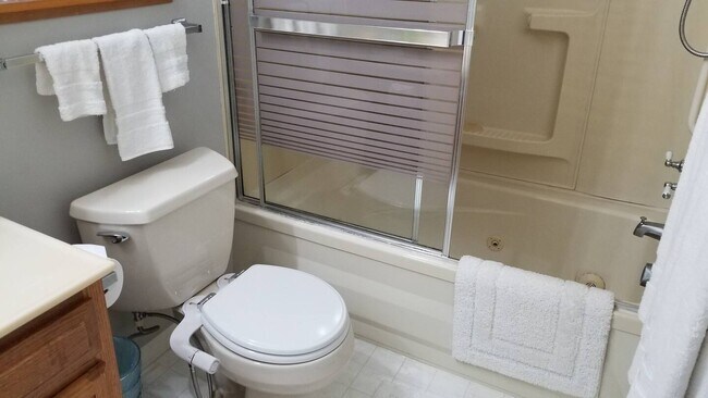 Building Photo - 1881 Cliff Rd