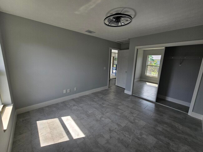 Building Photo - 1358 SW Del Rio Blvd