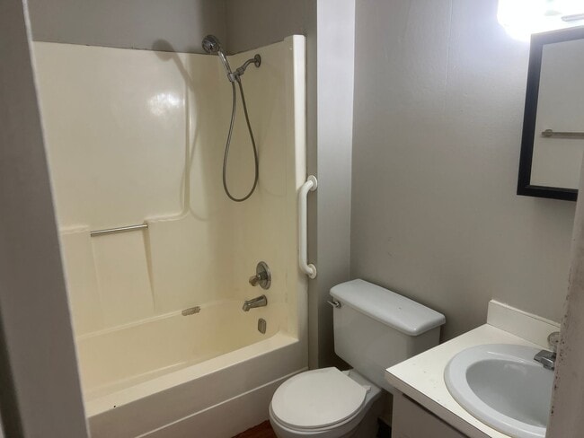 Building Photo - 2 Bed 1 Bath Duplex
