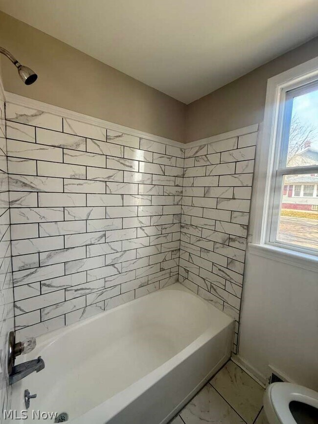 Building Photo - 2027 Warrensville Center Rd