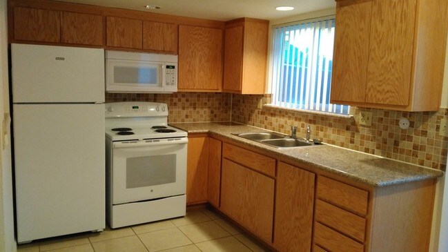 Building Photo - Townhouse Pacifica Apartments