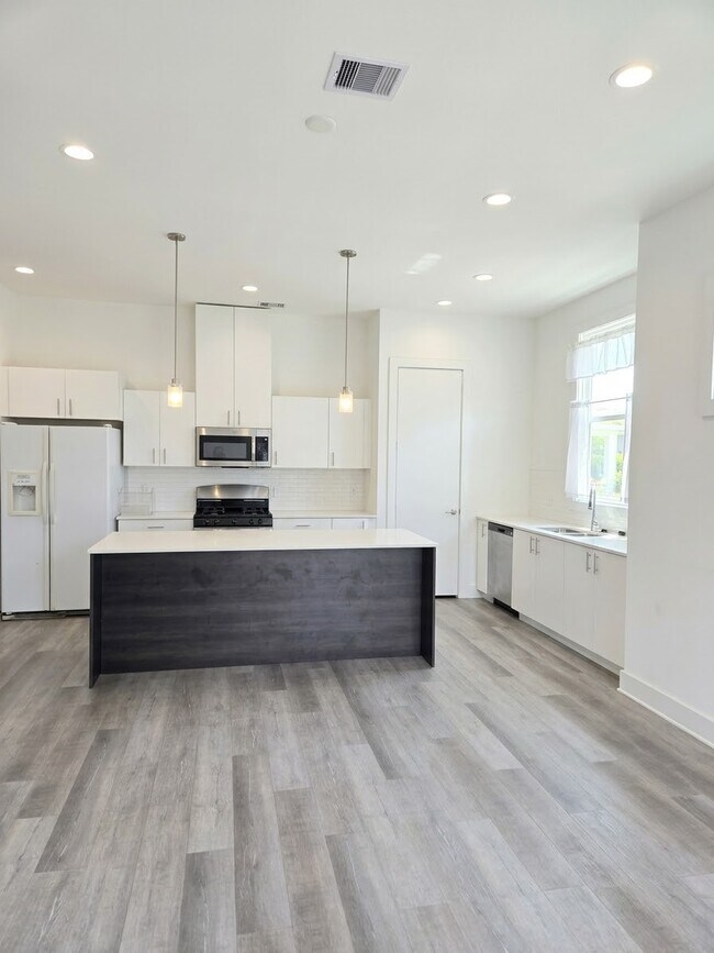 Building Photo - 9625 Habitat St