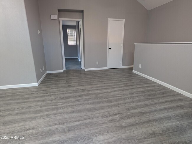 Building Photo - 1633 E Lakeside Dr