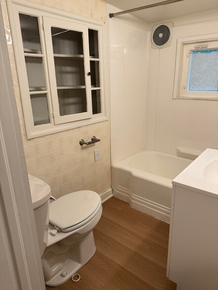 Building Photo - 829 Elmwood St