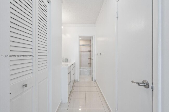 Building Photo - 300 Bayview Dr