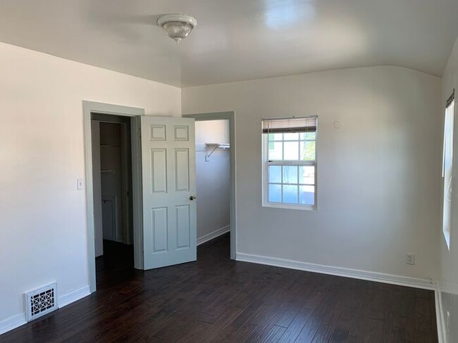 Building Photo - CUTE Side-by-Side 2 Story Duplex