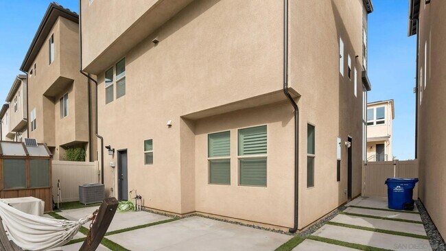 Building Photo - 15681 Rennyson Way