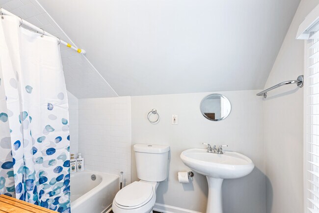 Building Photo - 919 Gilbert St SE