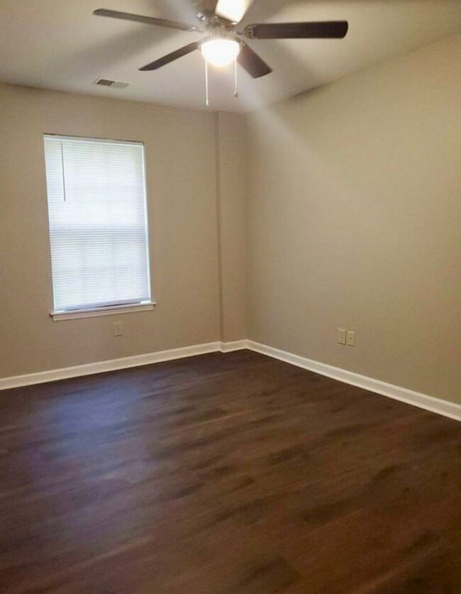 Building Photo - 2 Bedroom Off Richmond Road! ALL ELECTRIC!