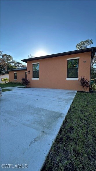Building Photo - 2167 Della Dr