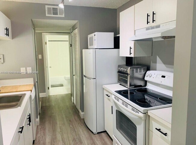 Building Photo - 10450 SW 157th Ct