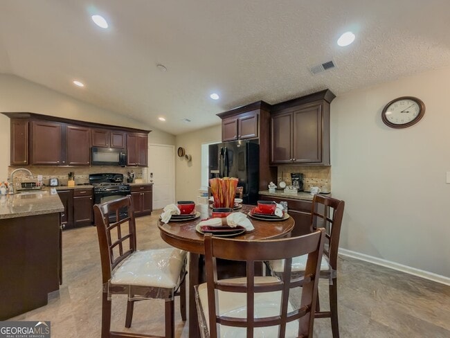 Building Photo - 580 Pineland Cir