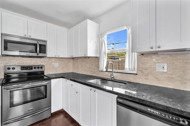 Building Photo - 2112 N 32nd Ct