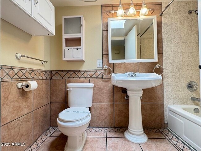 Building Photo - 546 S Allred Dr