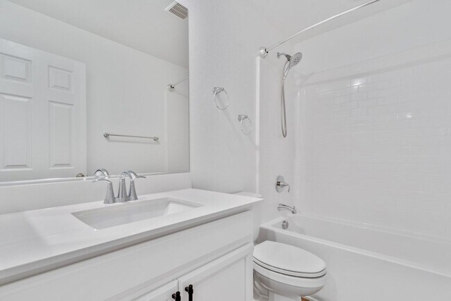 Building Photo - Spacious Three Story 3 Bed 3.5 Bath Smarth...