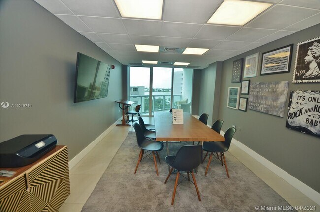 Building Photo - 480 NE 30th St