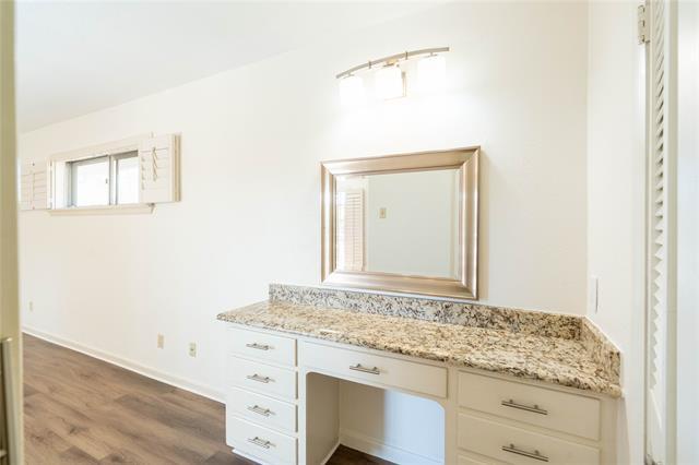 Building Photo - 2217 Sylvan Dr