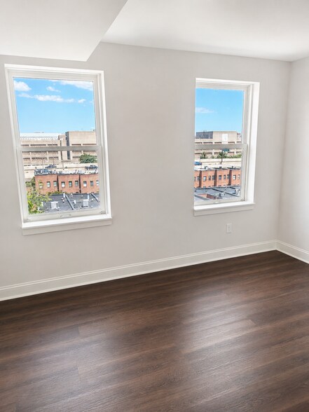 Building Photo - 923 N Calvert St
