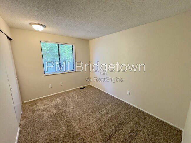 Building Photo - 702 SW 6th Ct